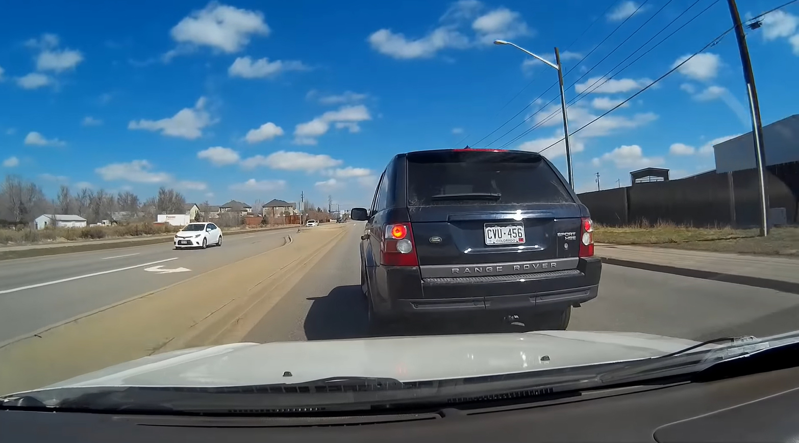 Tài xế xe Range Rover đã có hành động gây hấn với xe đi phía sau
