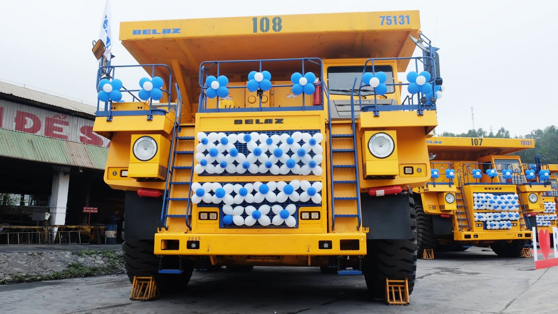 Chiếc xe có kích thước khổng lồ với trọng lượng không tải hơn 100 tấn
