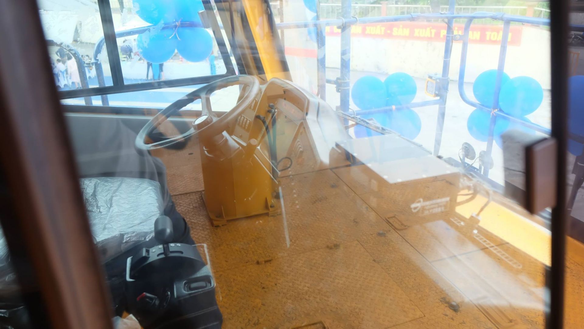 Cabin xe tải BELAZ gồm 2 chỗ ngồi