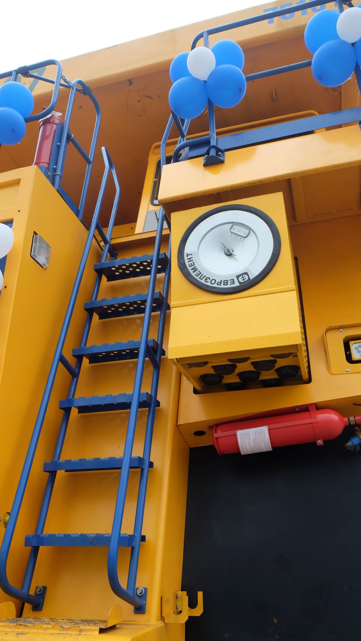 Cầu thang lên cabin của xe tải BELAZ
