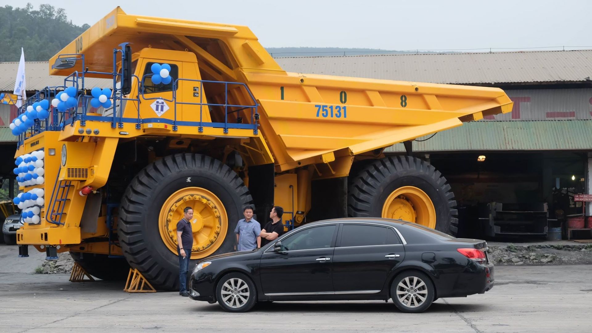 Toyota Camry trở nên bé nhỏ trước xe tải BELAZ