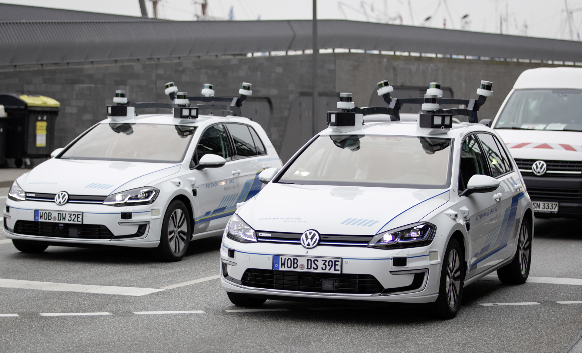 5 chiếc xe điện Volkswagen e-Golf xuống phố