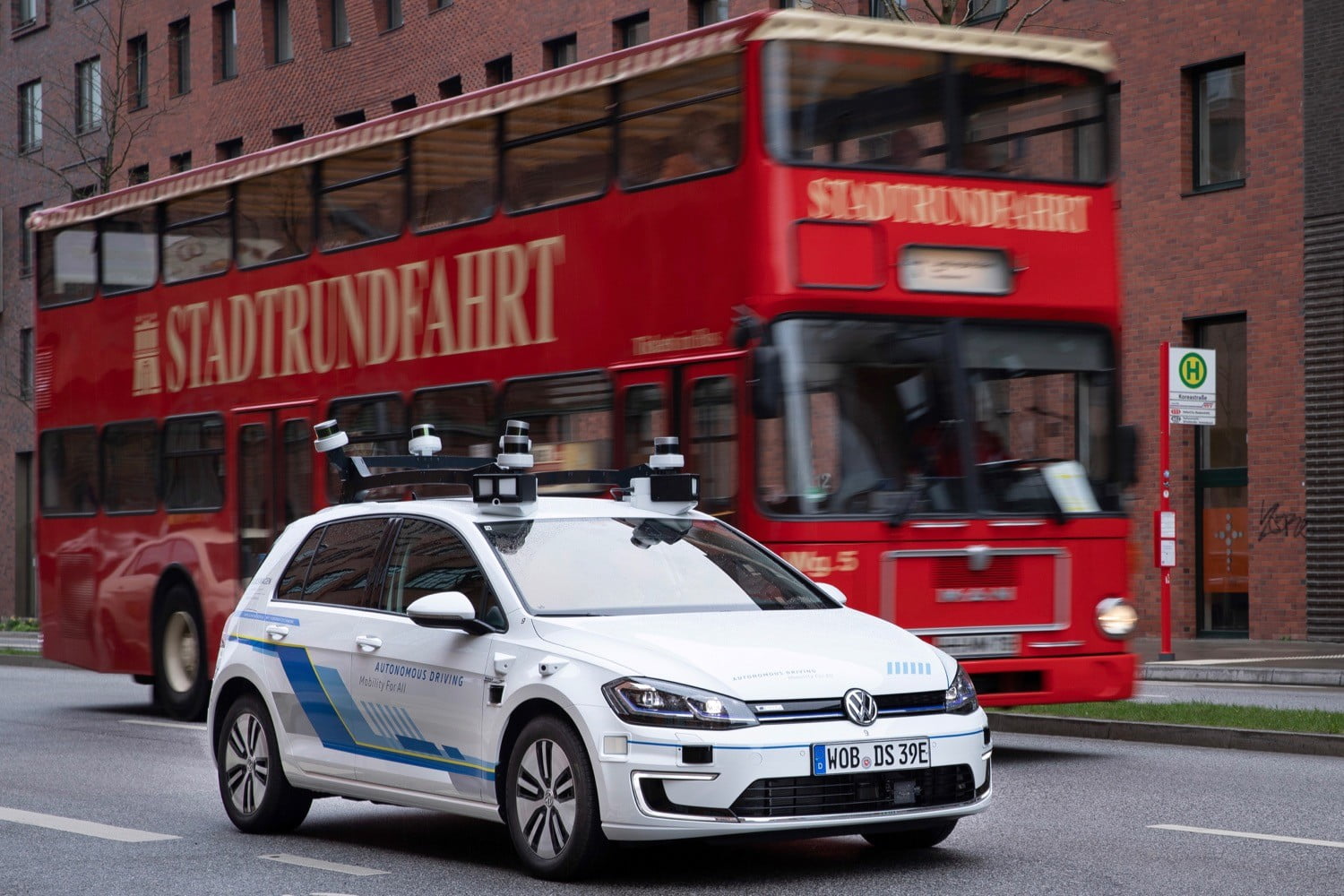 Volkswagen bắt đầu thử nghiệm xe tự lái trên đường phố Hamburg, Đức