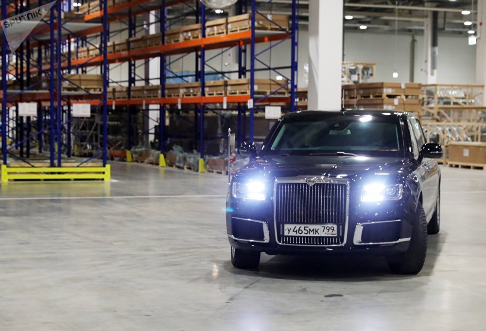 Ông Putin ngồi xe Aurus limo đến khánh thành nhà máy Mercedes-Benz 