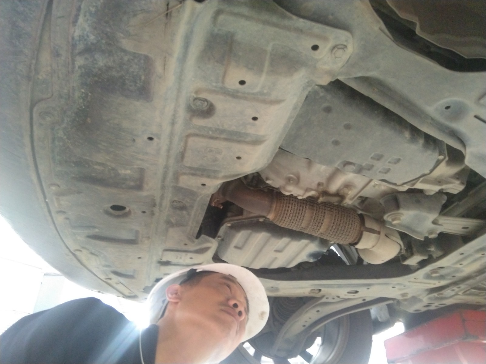 Kỹ thuật viên Nissan Việt Nam kiểm tra xe X-Trail tại Nissan Long Biên ngày 3/4