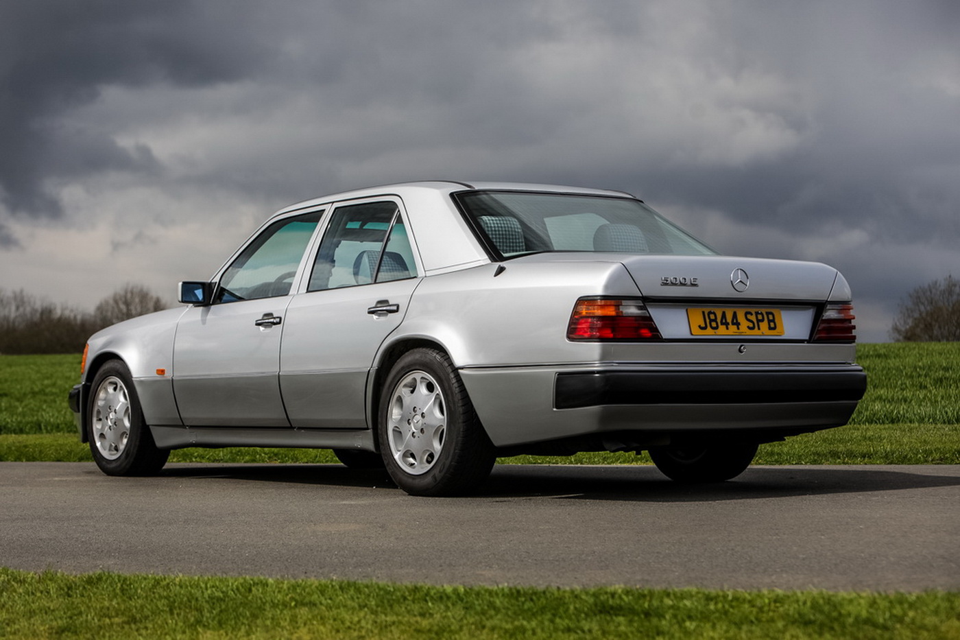 Thiết kế đuôi xe Mercedes-Benz 500E