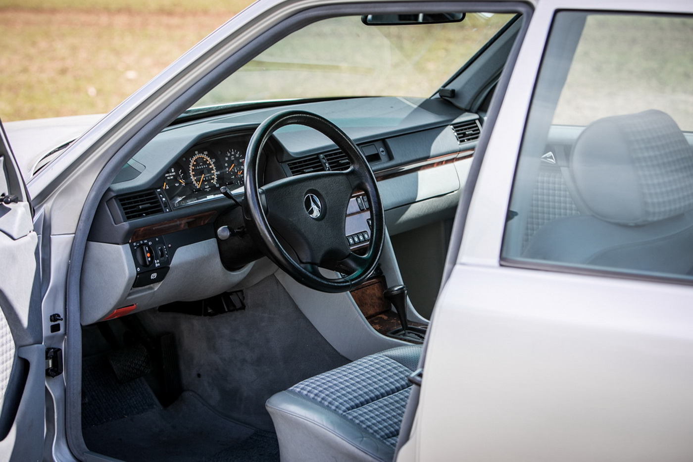 Thiết kế cabin xe Mercedes-Benz 500E