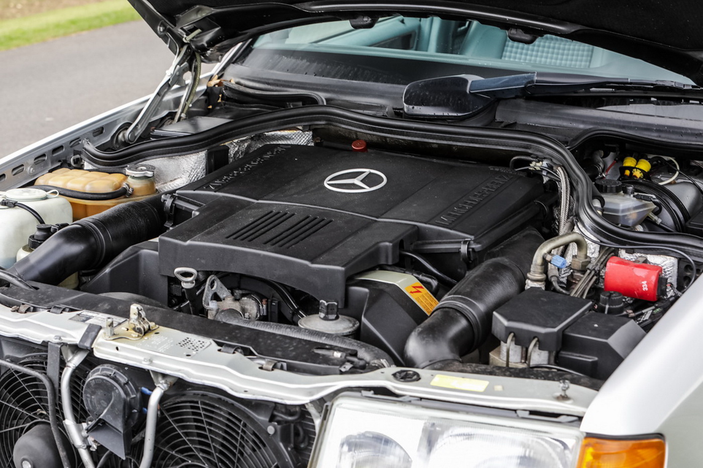 Thiết kế động cơ xe Mercedes-Benz 500E