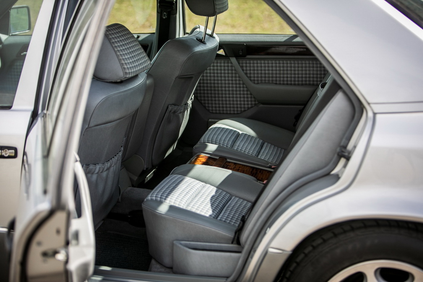 Thiết kế hàng ghế thứ 2 xe Mercedes-Benz 500E