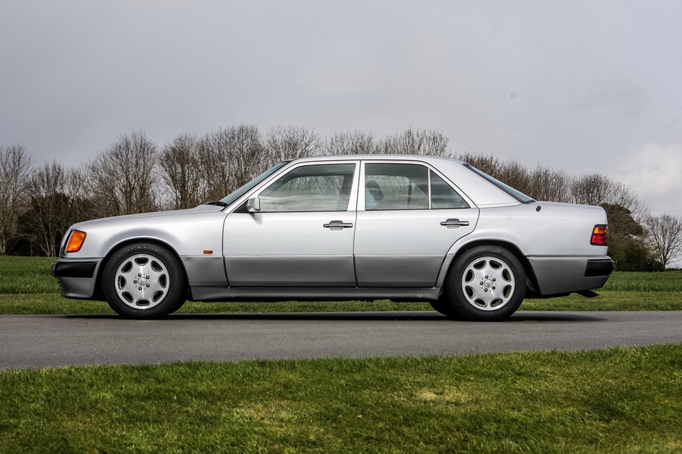Thiết kế bên hông Mercedes-Benz 500E