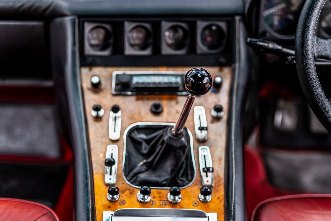 Thiết kế cần số trên xe Ferrari 400GT