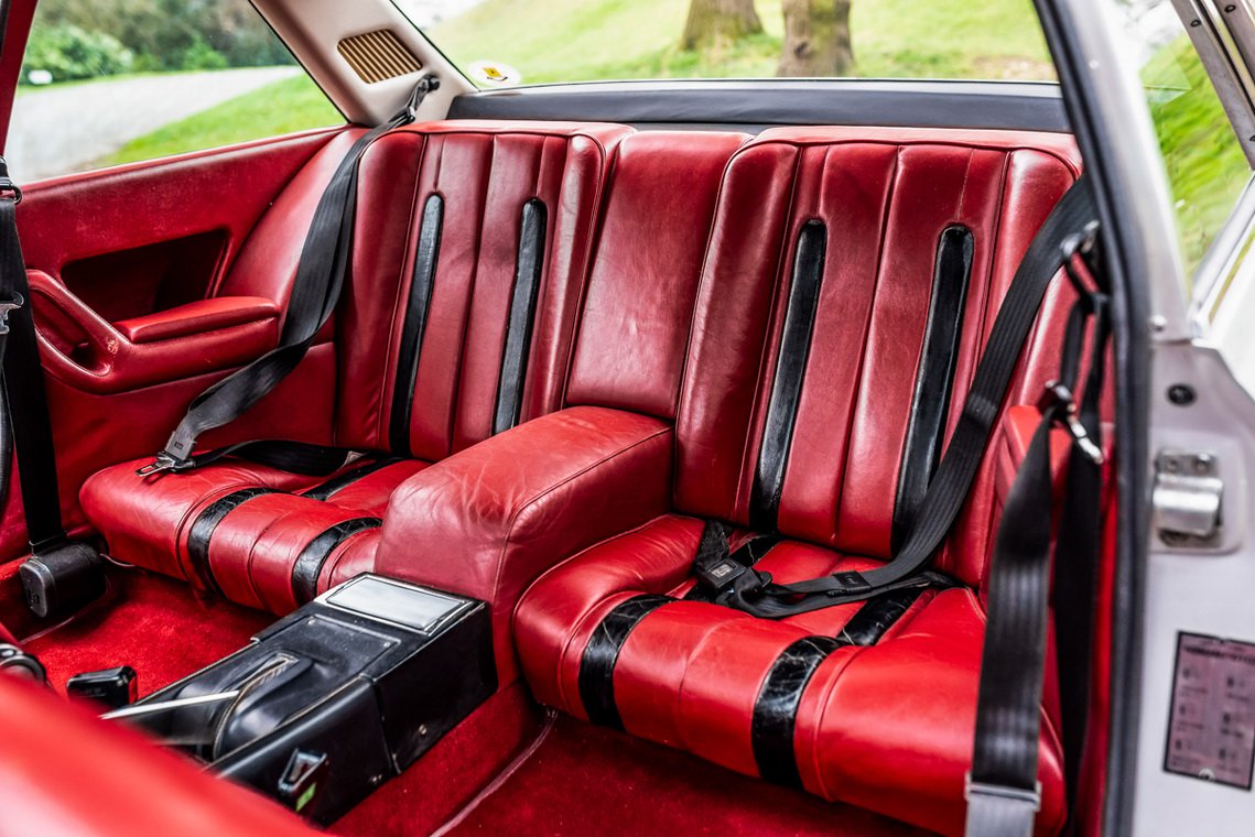 Thiết kế hàng ghế thứ trên xe Ferrari 400GT