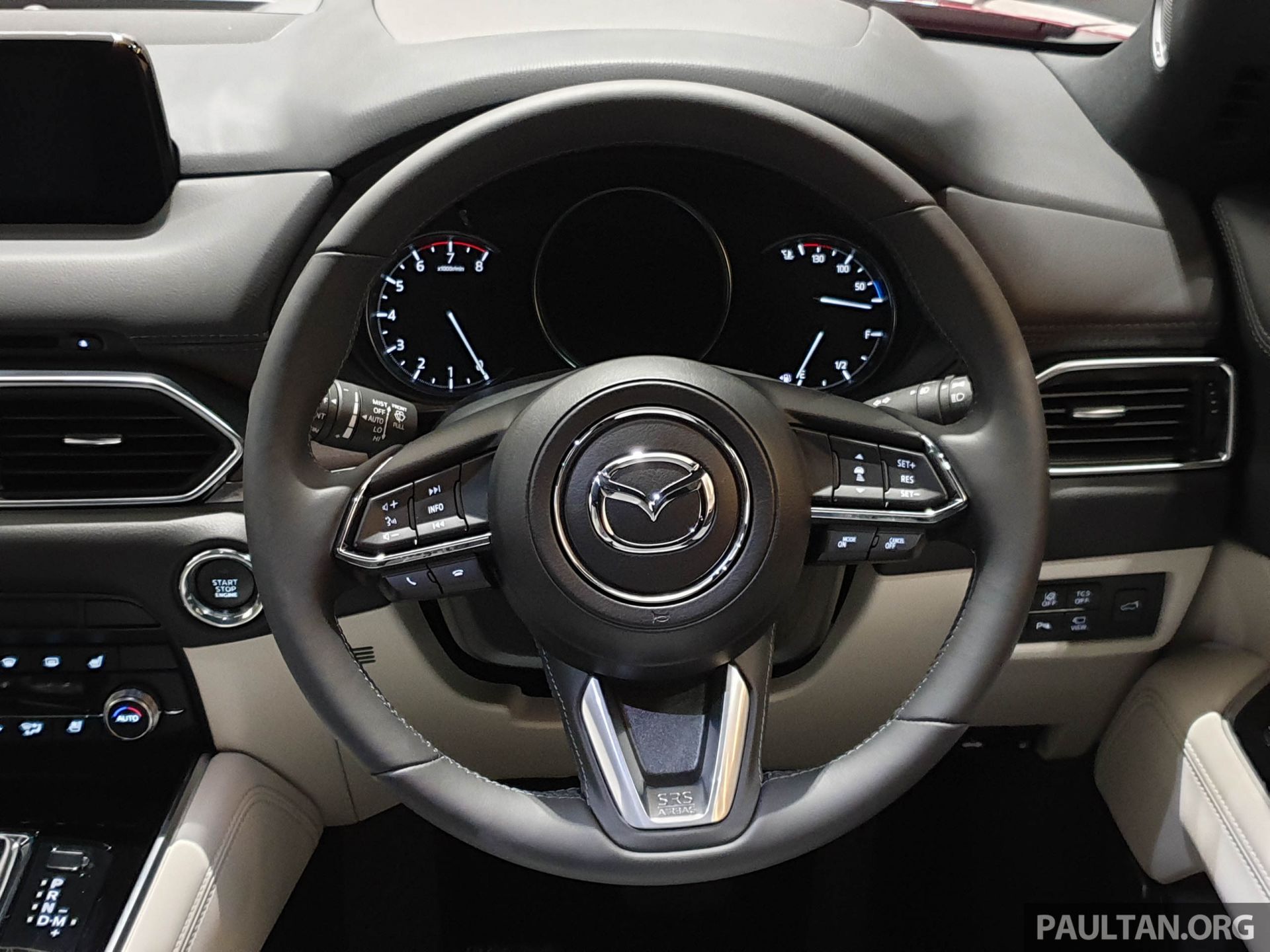 Thiết kế vô lăng của xe Mazda CX-8