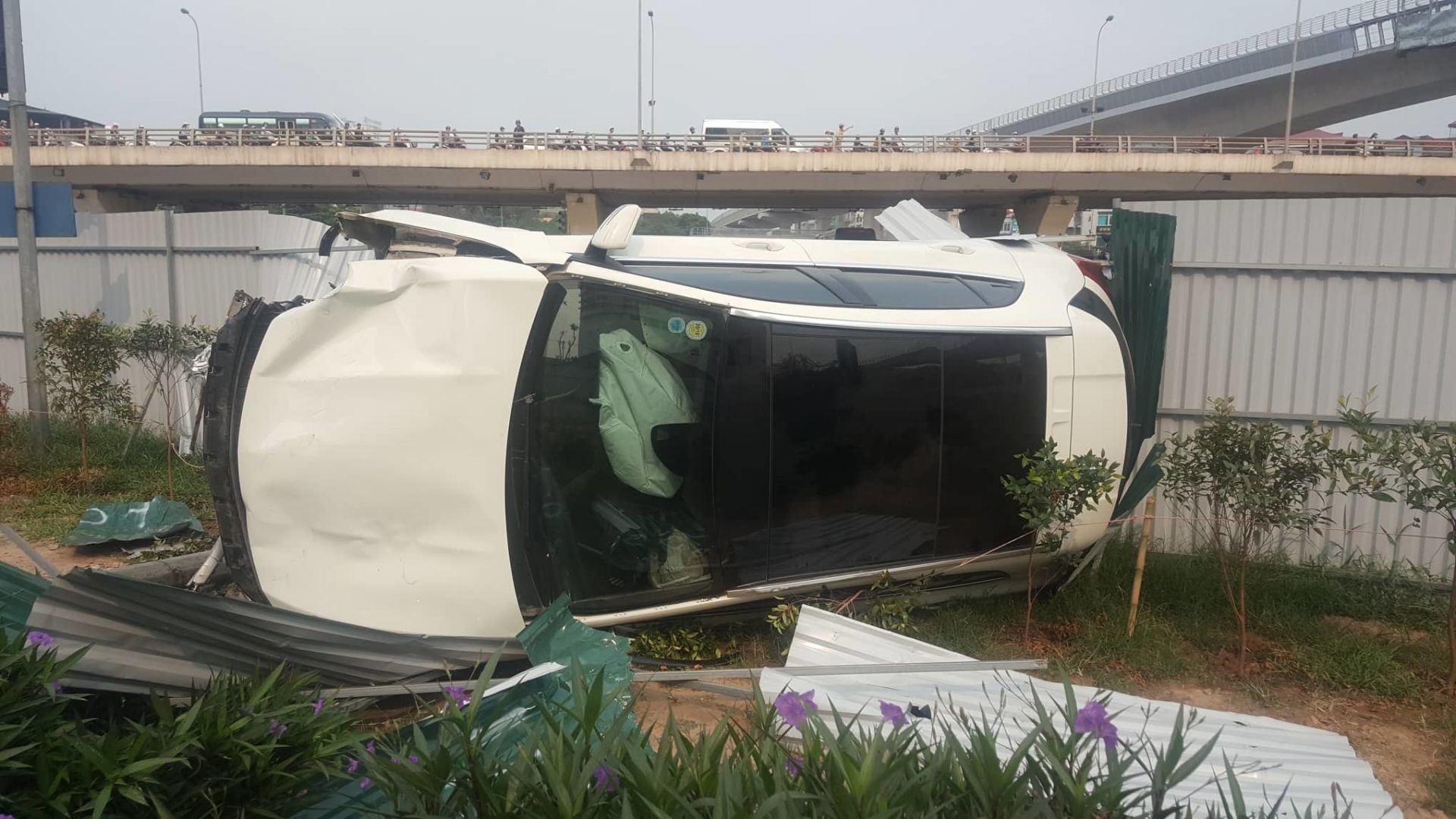 Xe Mercedes đâm loạt xe máy trên phố Hà Nội rồi lật ngang