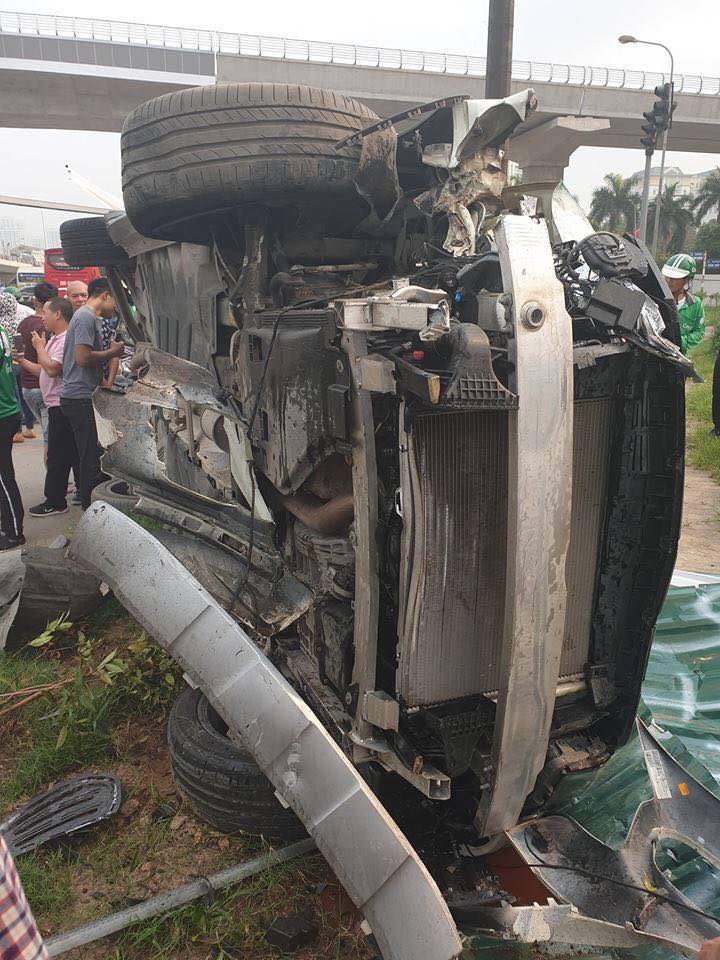 Hình ảnh xe Mercedes sau tai nạn tại hiện trường