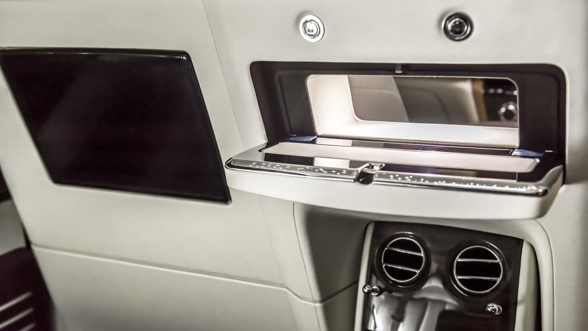 Khe đưa tài liệu cho ông chủ trên Rolls-Royce Phantom