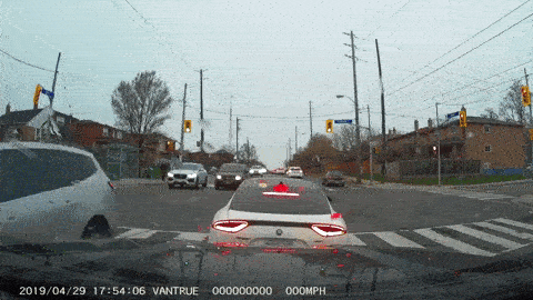 Tai nạn khó tin của xe Kia đang dừng đèn đỏ trên phố