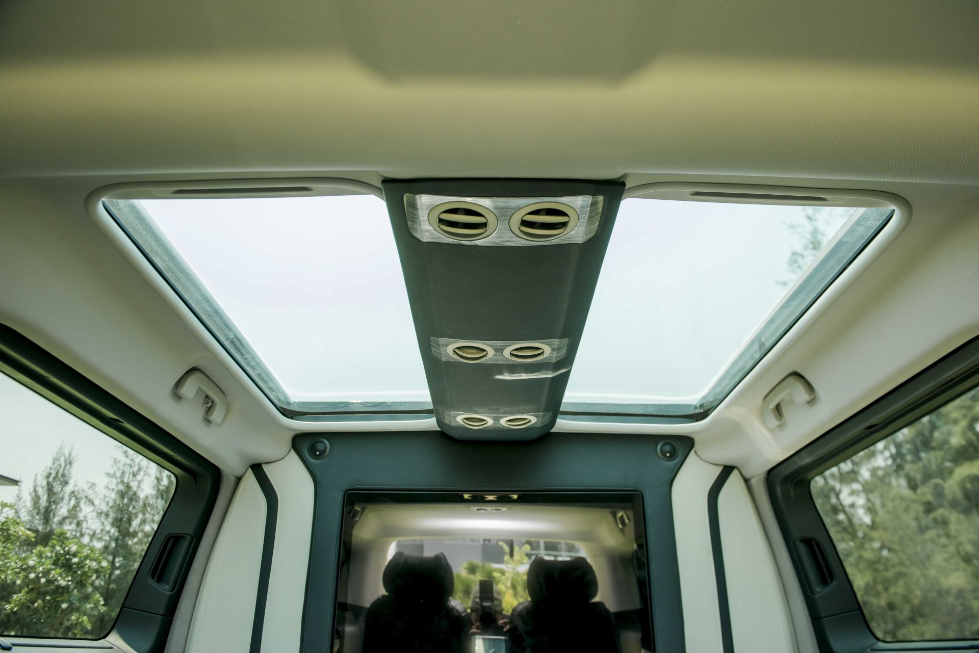 Xe trang bị cửa sổ trời kép (Split Panoramic Roof)