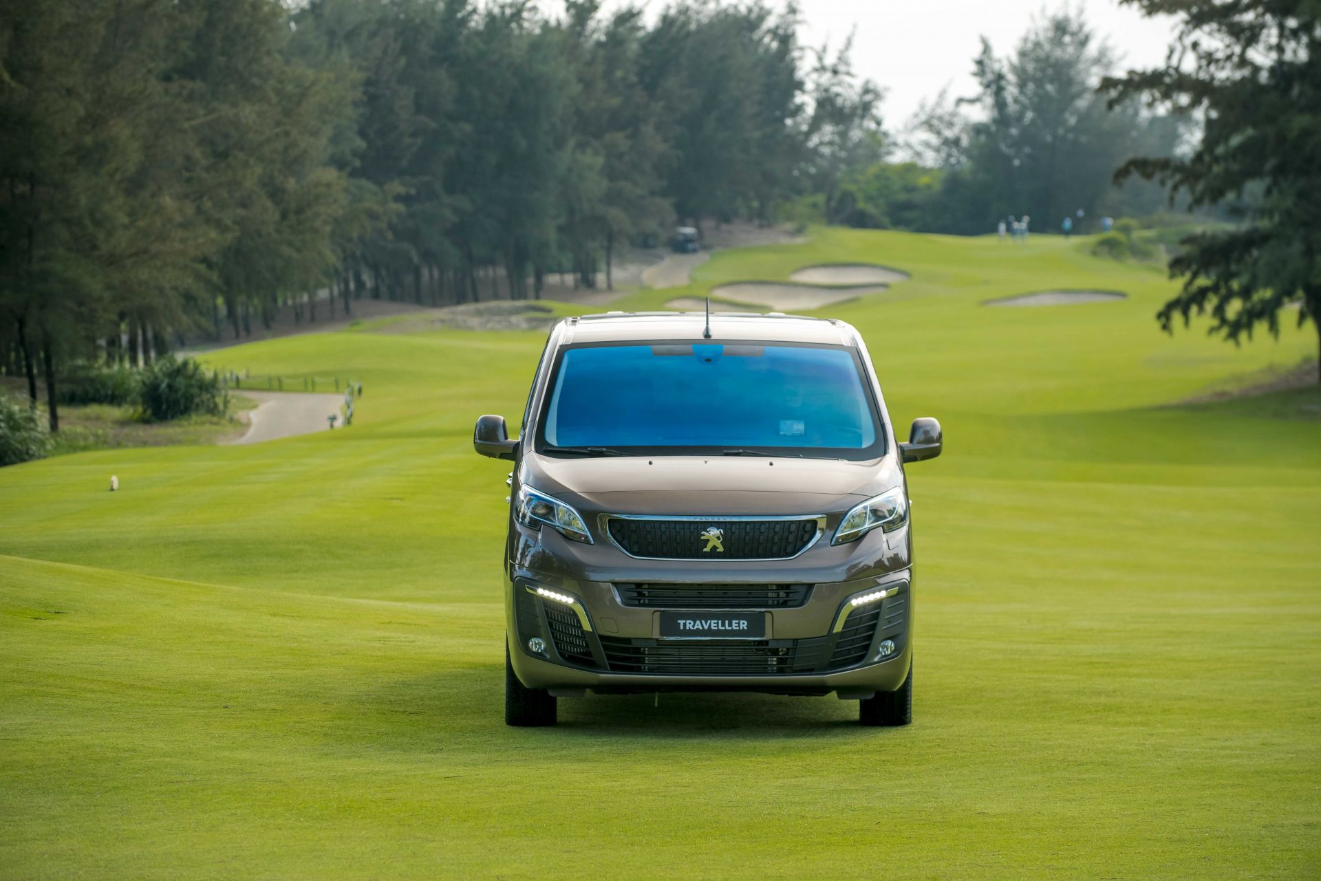 Chiều cao của Peugeot Traveller Premium nhỉnh hơn một chút so với bản Luxury