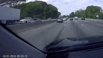 Tài xế xe MINI phạm sai lầm, hứng trọn cú đâm kinh hoàng từ phía sau