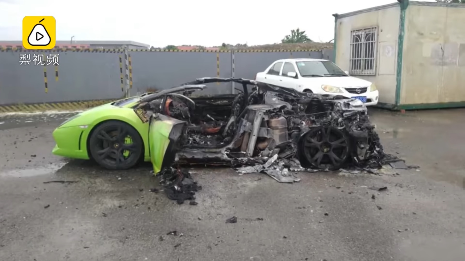 Siêu xe Lamborghini cháy rụi sau khi đổ xăng