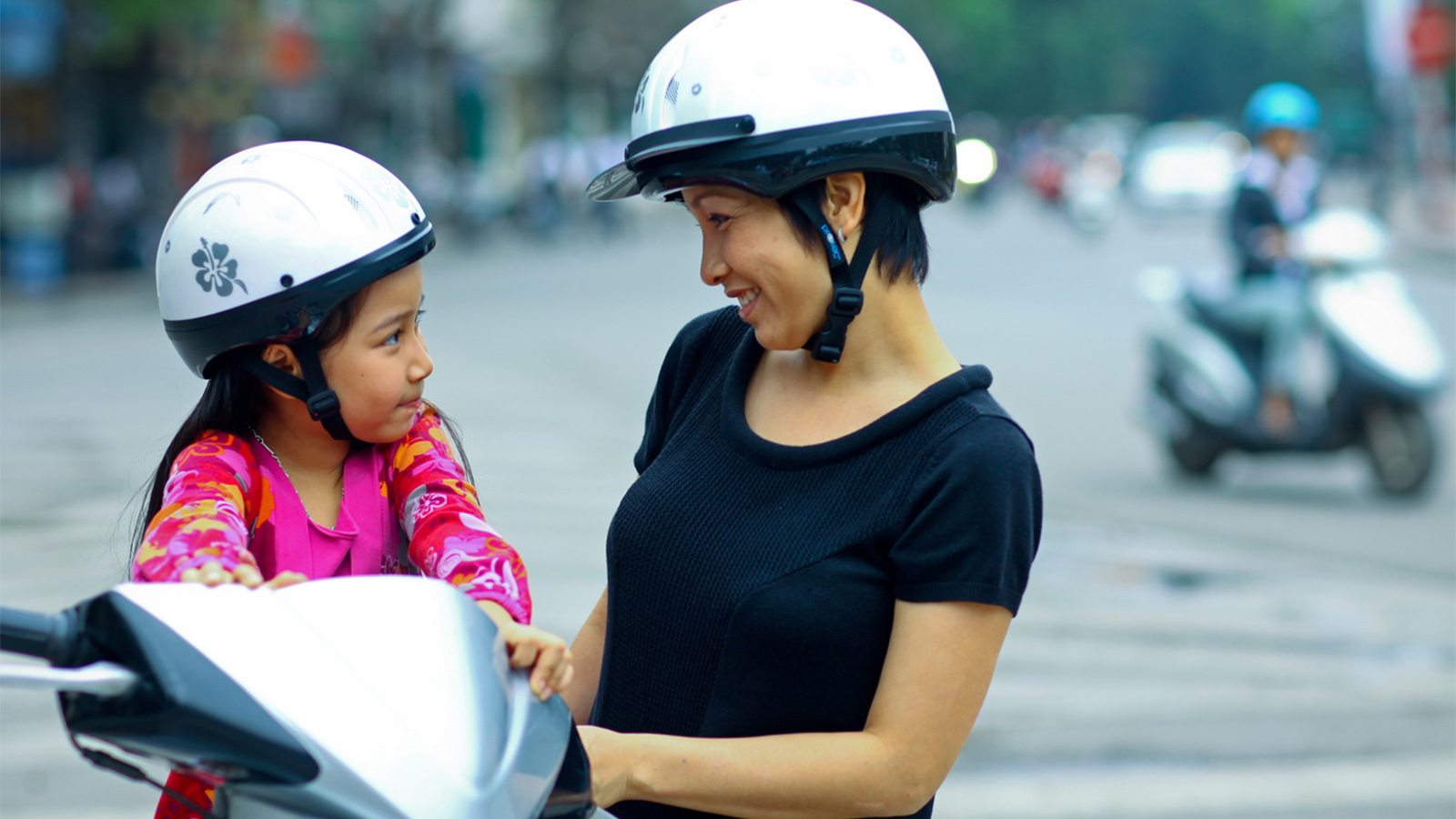 Đội mũ bảo hiểm đúng cách để giảm bớt tai nạn giao thông