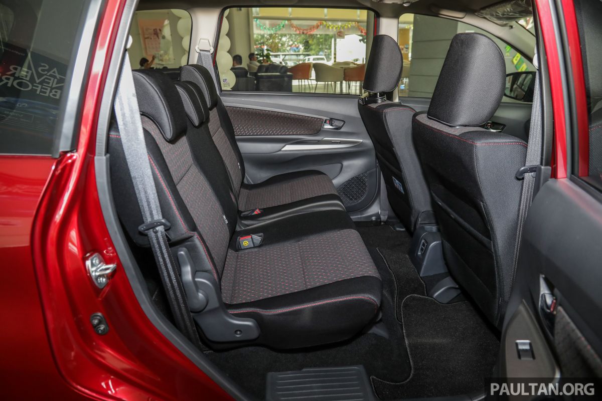 Hàng ghế thứ 2 trên Toyota Avanza