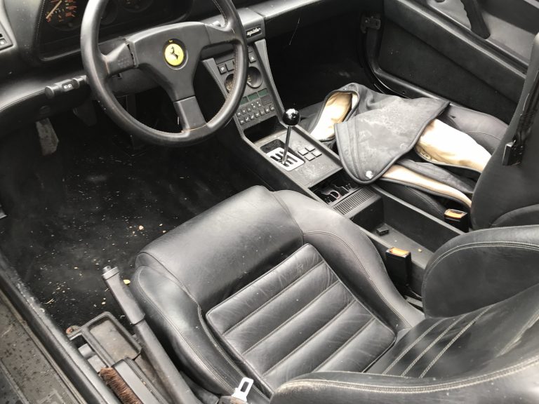 Nội thất siêu xe Ferrari interior bị hủy hoại