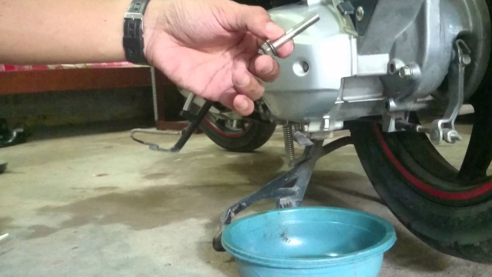 Thay dầu định kỳ cho máy