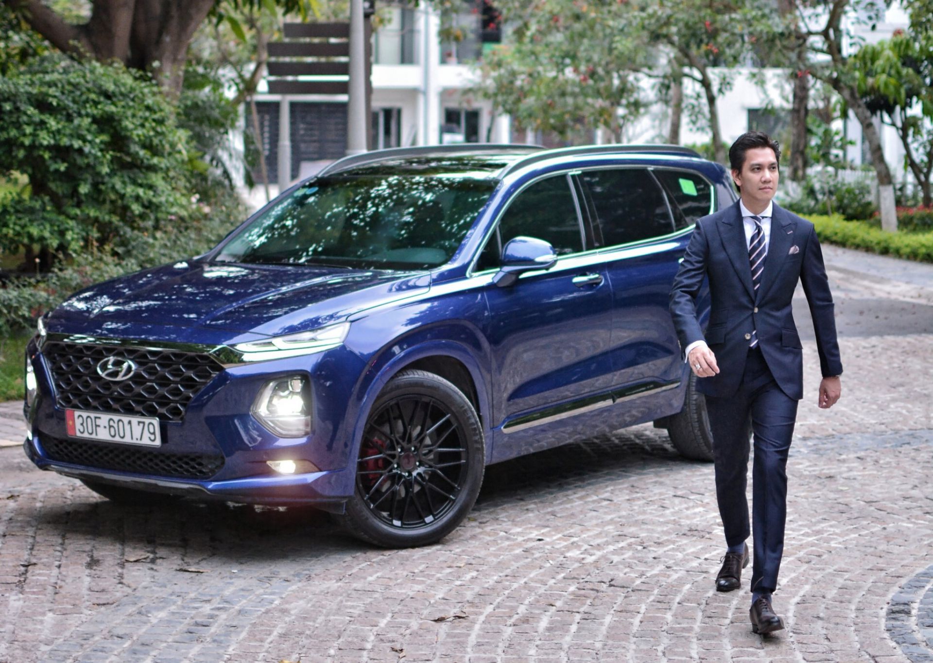 Anh Hoàng Anh bên cạnh chiếc xe Hyundai Santa Fe 2019 của mình