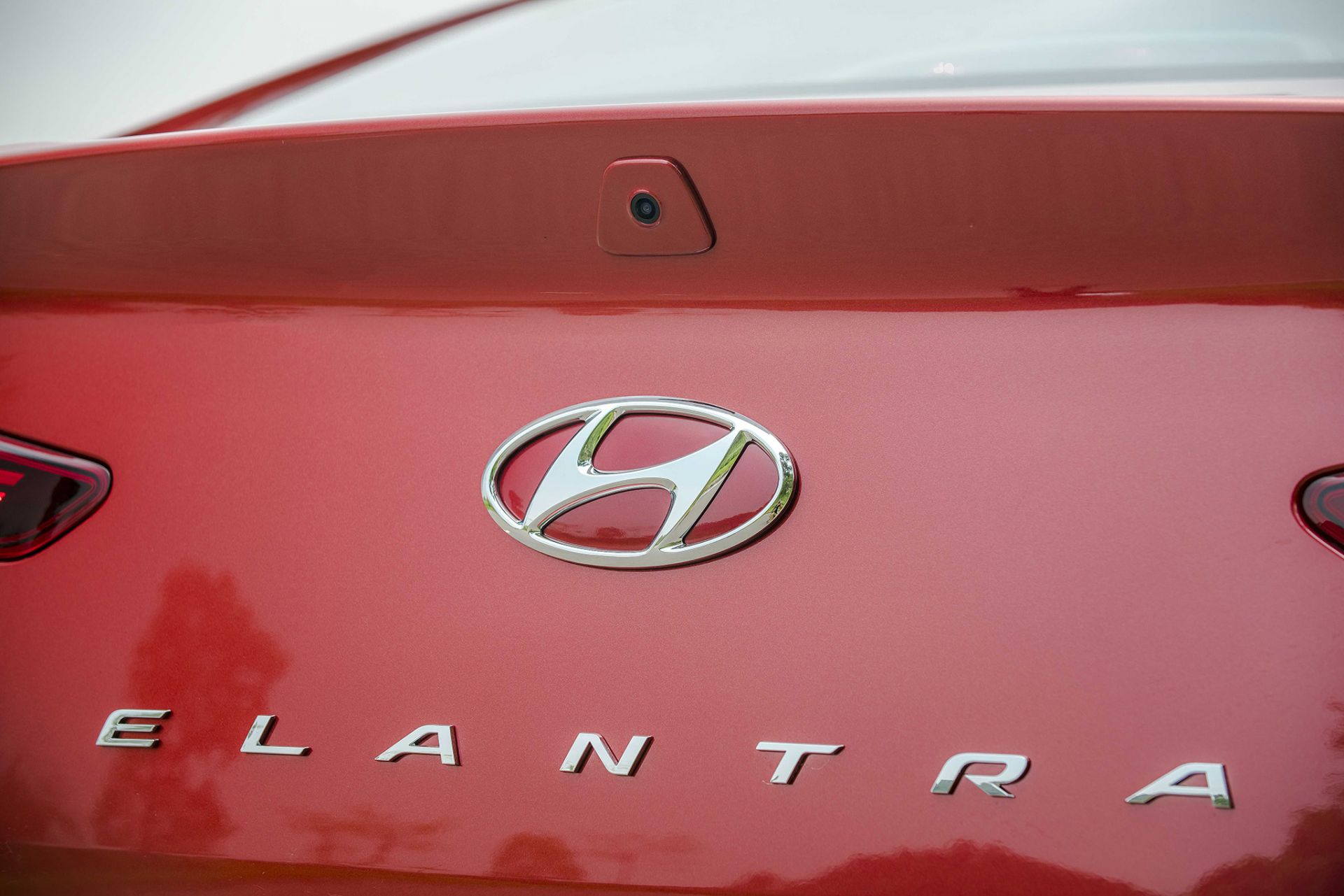 Xe trang bị camera lùi gắn cố định vào xe, mở cốp xe bằng cách ấn vào phần trên của logo Hyundai
