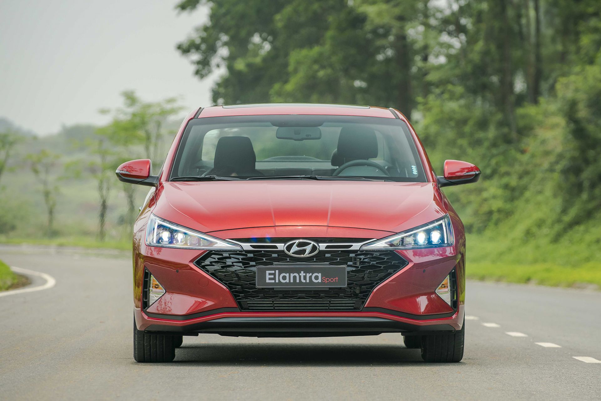 Hyundai Elantra 2019 sở hữu những thay đổi hoàn toàn về ngoại thất
