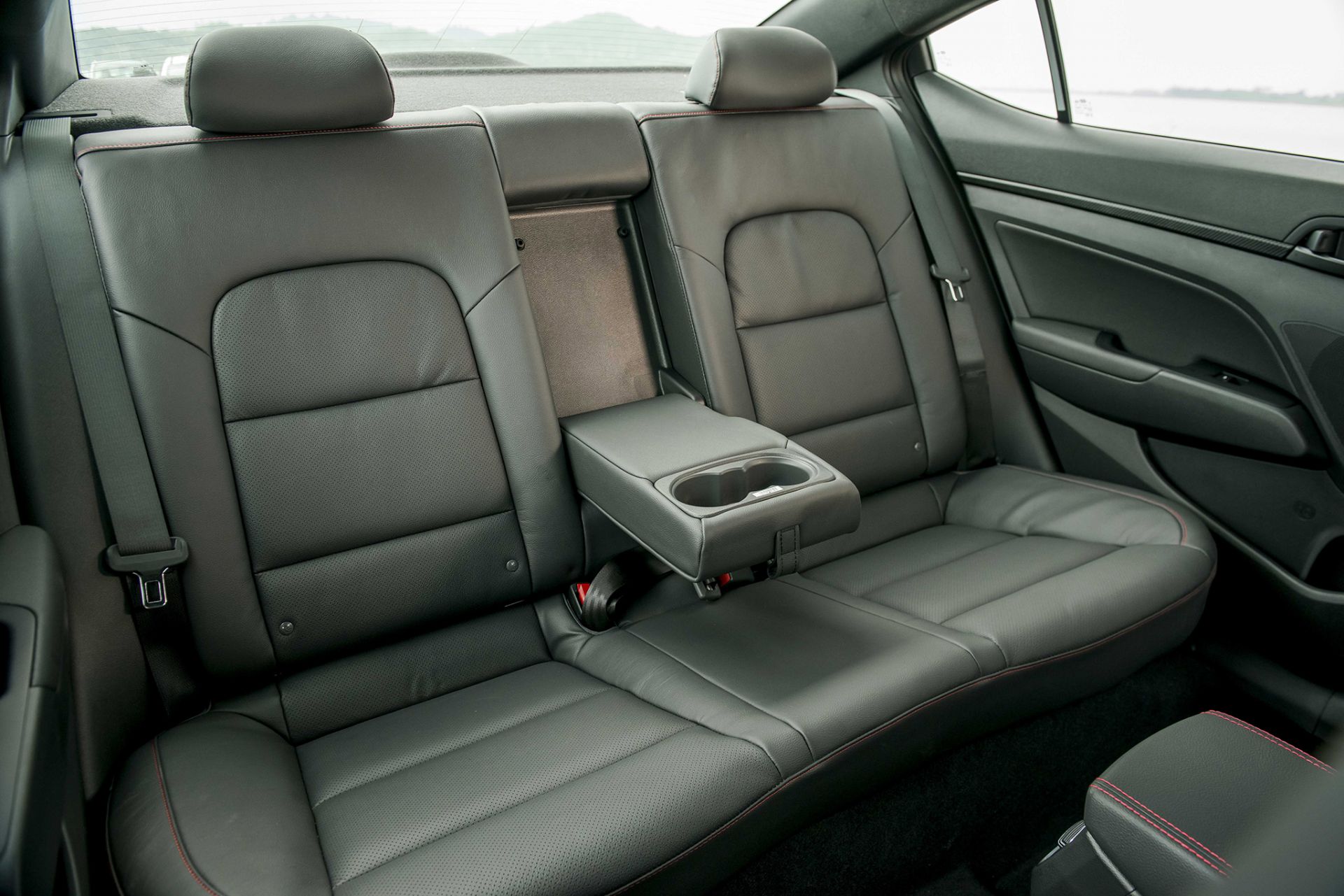 Thiết kế hàng ghế thứ 2 trên xe Hyundai Elantra Sport