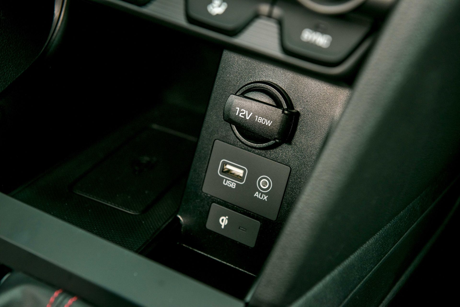 Cổng USB, cổng sạc không dây chuẩn Q trên Hyundai Elantra Sport 2019