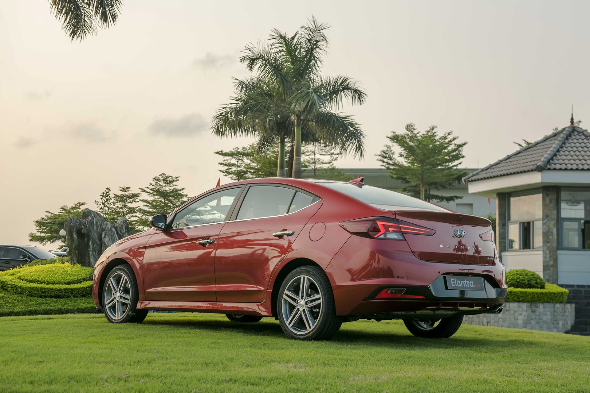 Thiết kế bên hông xe Hyundai Elantra Sport