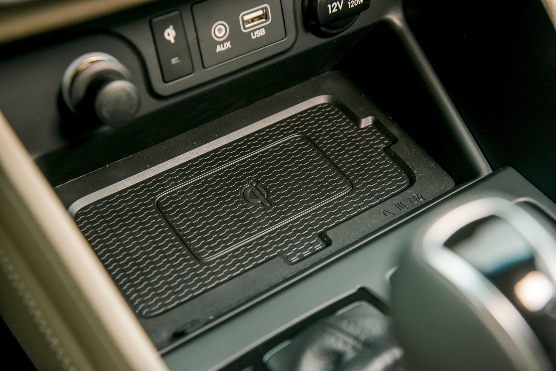 Khu vực sạc không dây chuẩn Q và cổng USB trên Hyundai Tucson 2019
