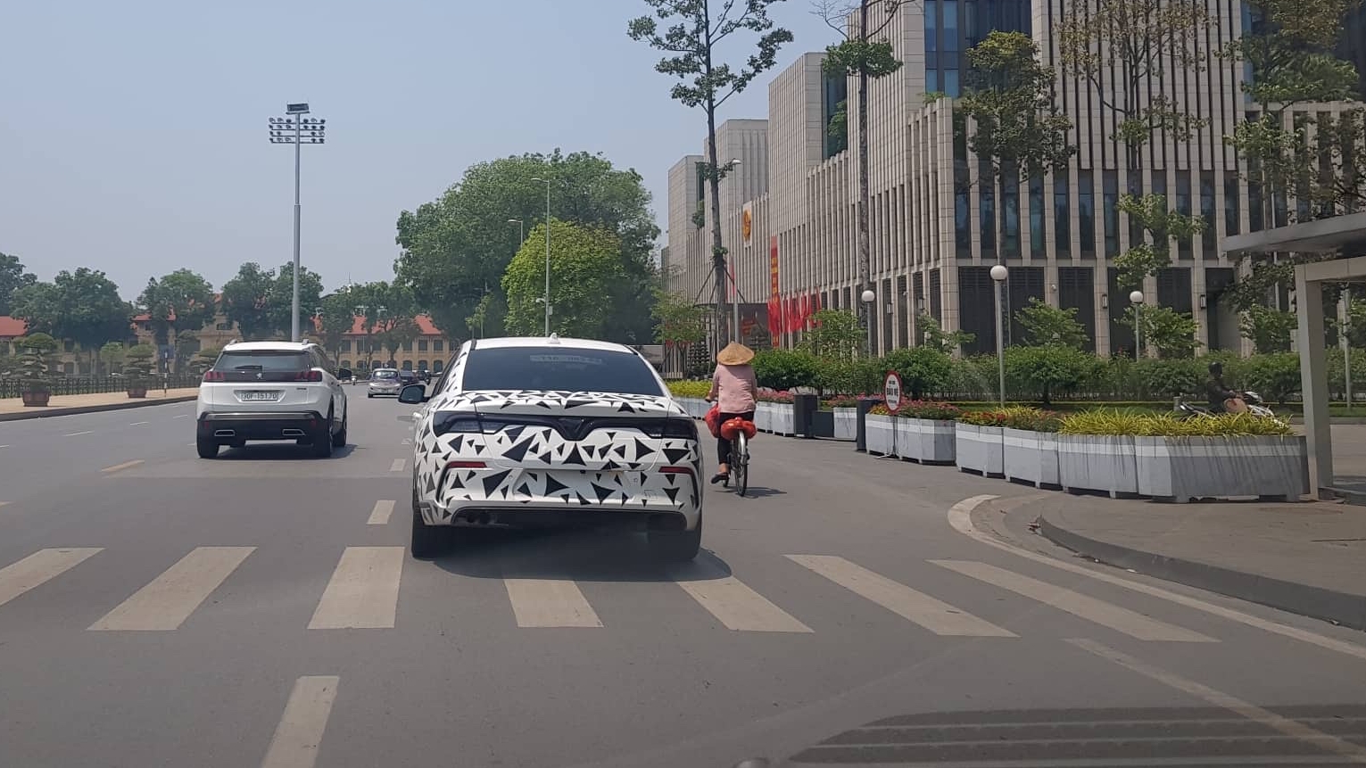 Chiếc VinFast Lux A2.0 chạy trên đường Hùng Vương