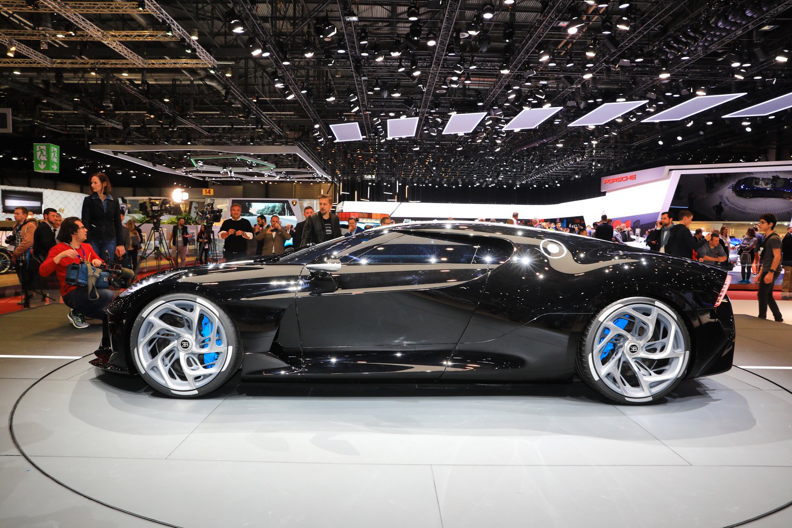 Phải mất tới 2 năm, siêu xe Bugatti La Voiture Noire mới hoàn thành
