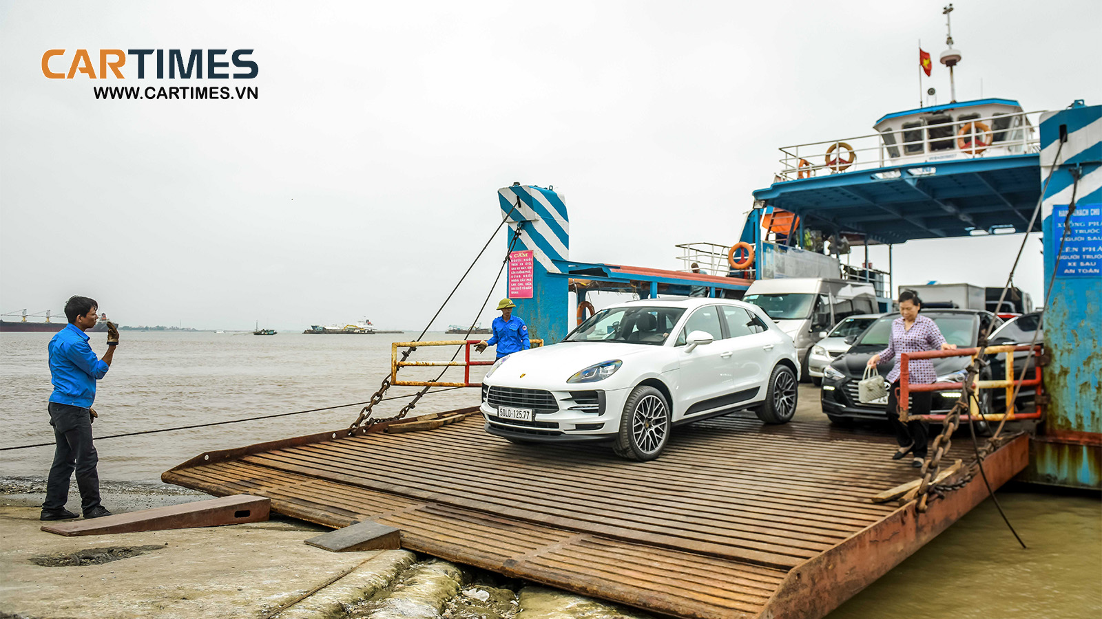 Porsche Macan trên biển