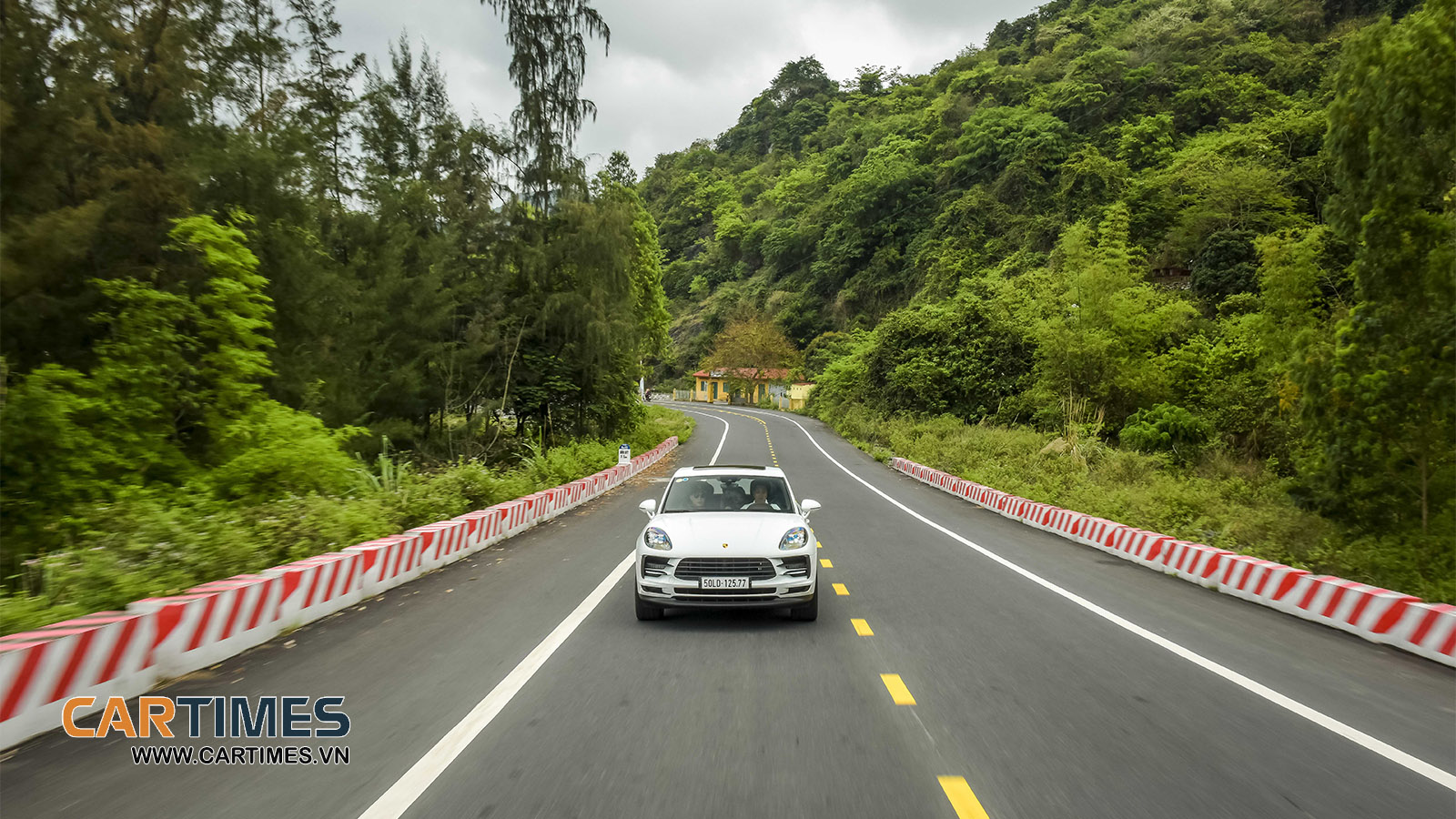 Xuyên rừng Cát Bà cùng Porsche Macan S