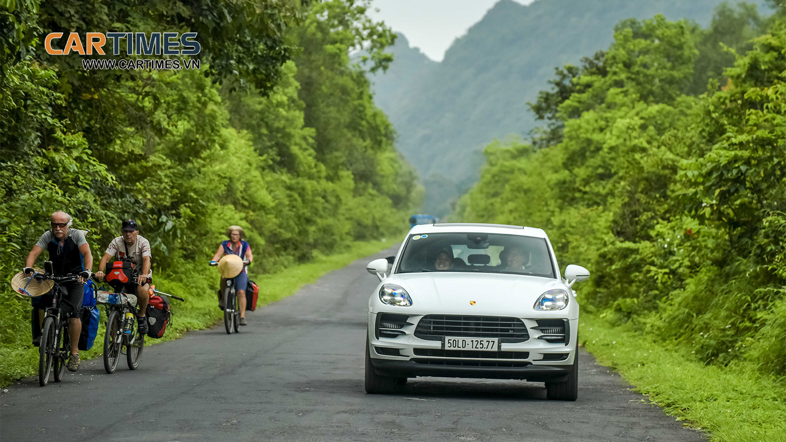 Porsche Macan S trên đảo Cát Bà