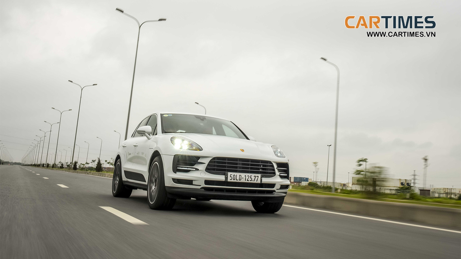 Lái Porsche Macan trên cao tốc