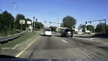 Ô tô cảnh sát tông xe Chrysler PT Cruiser lật ngược trên phố