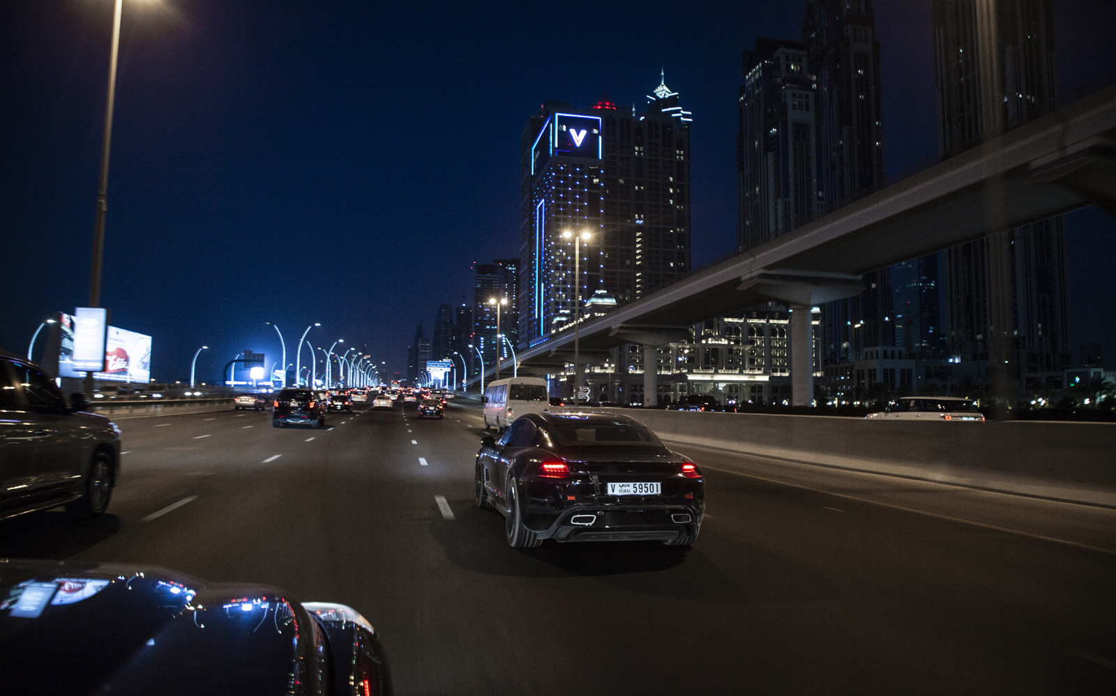 Porsche Taycan tại Dubai trải qua các giai đoạn thử nghiệm trong điều kiện thời tiết nóng vào ban đêm