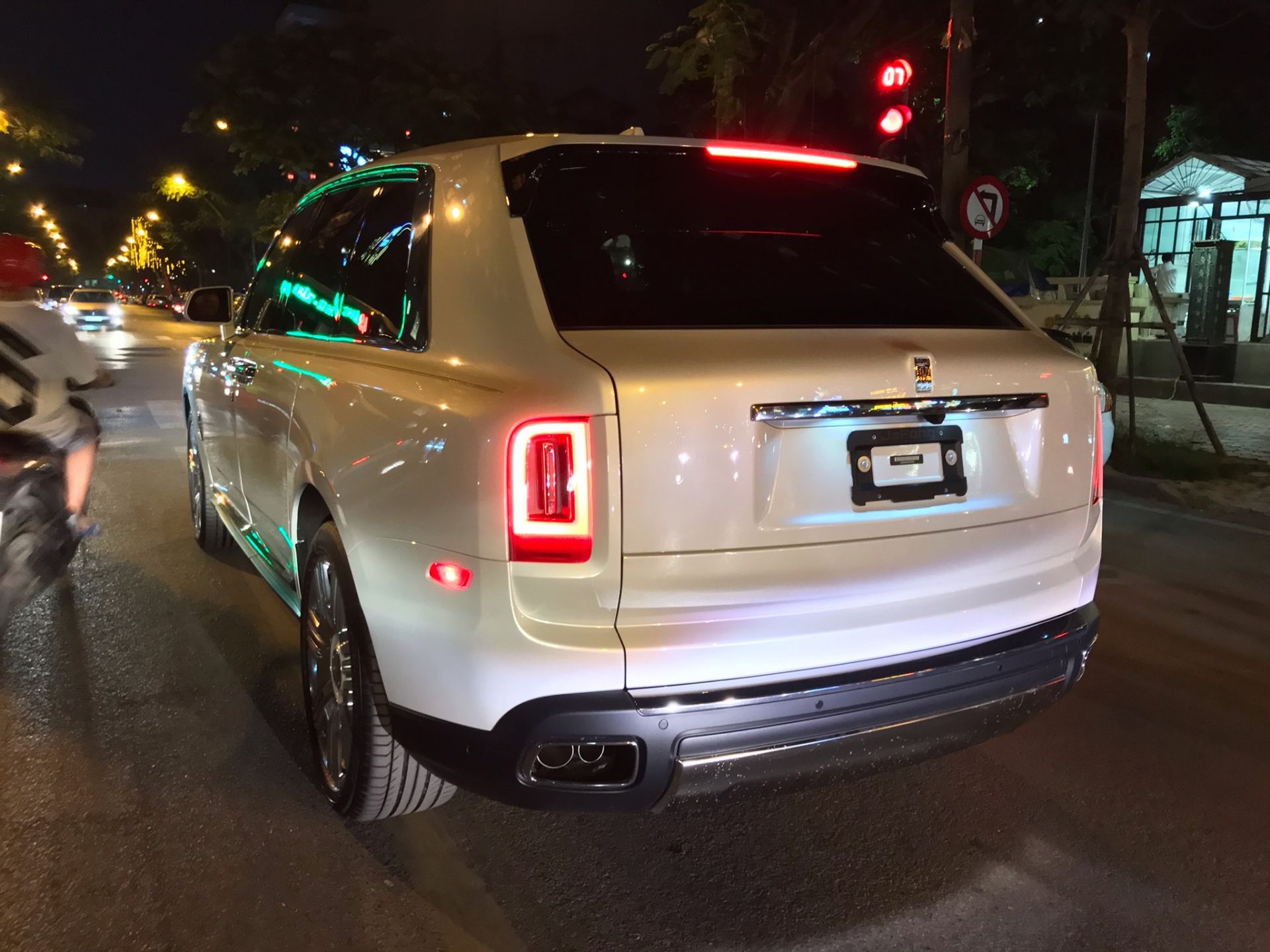 Một chiếc Rolls-Royce Cullinan có giá niêm yết chỉ gần 7,6 tỷ đồng