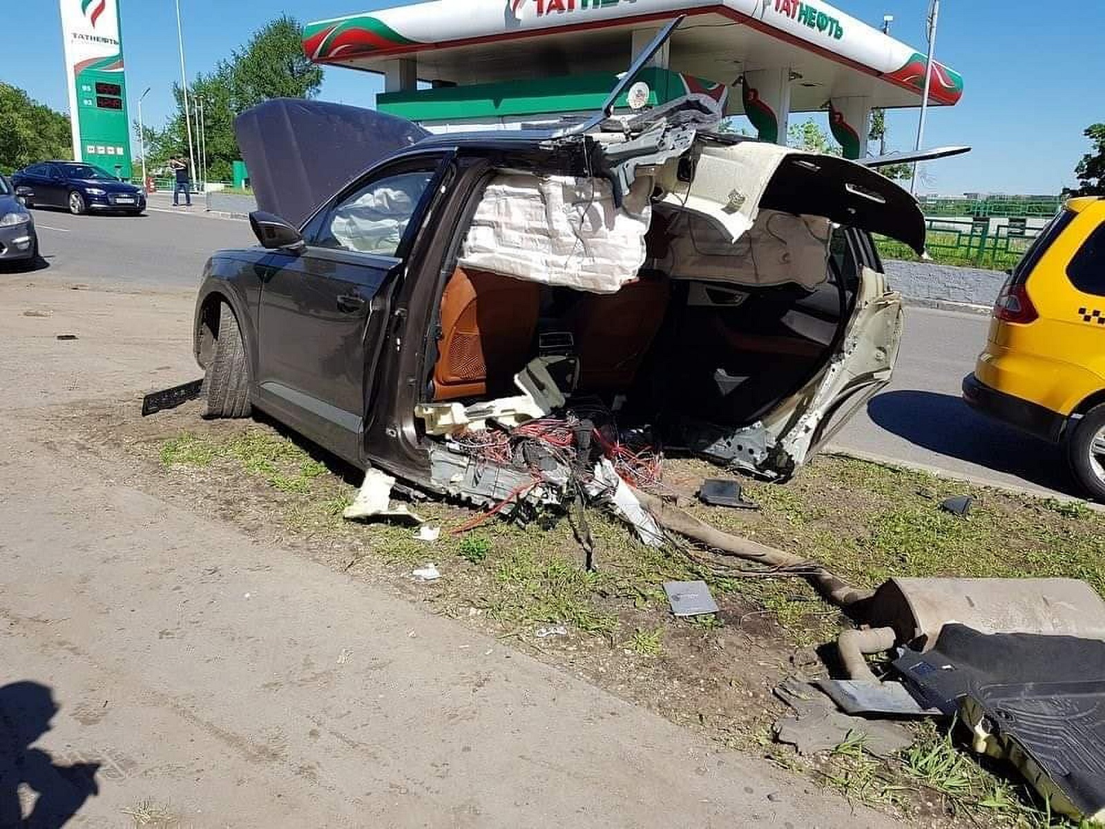 Audi Q7 đứt đôi sau khi đâm vào cột đèn