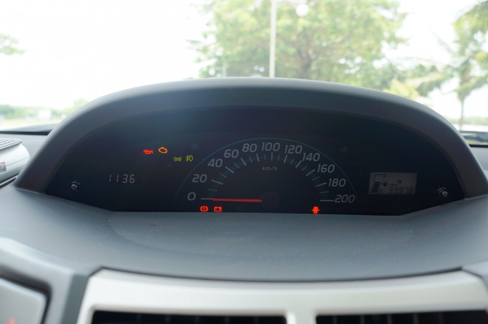 Đồng hồ hiển thị ở giữa cabin của xe Toyota Yaris 2009
