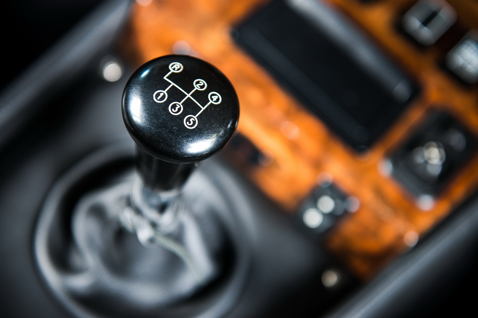 Thiết kế cần số xe Aston Martin V8 Zagato
