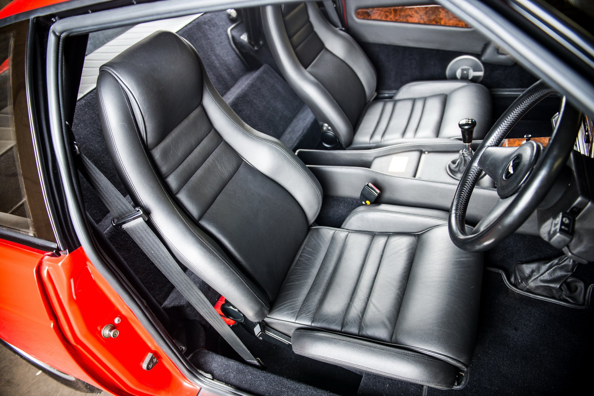 Thiết kế ghế da trên xe Aston Martin V8 Zagato