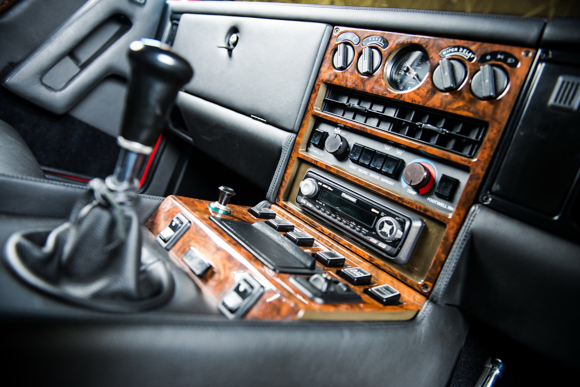 Thiết kế bảng điều khiển trung tâm trên xe Aston Martin V8 Zagato